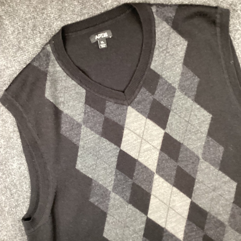 Mens XL Black Grey Argyle V-Neck Knit Sweater Vest Sleeveless Layering 271
